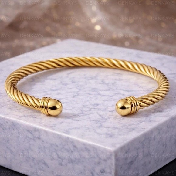 Jewelry - Elegant Gold Bangle Set